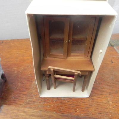 LOT 250  MINIATURE DOLL HOUSE FURNITURE