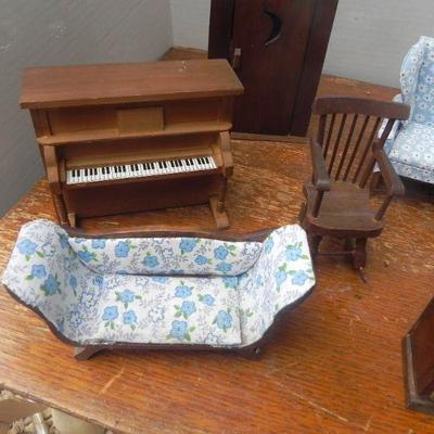 LOT 250  MINIATURE DOLL HOUSE FURNITURE