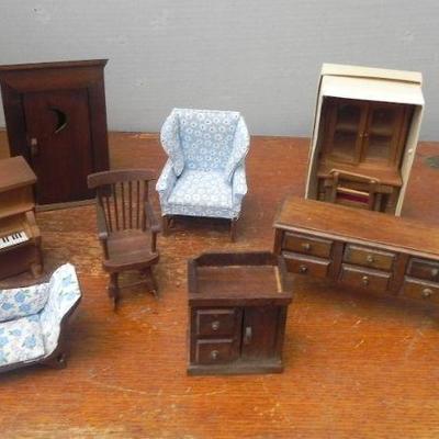 LOT 250  MINIATURE DOLL HOUSE FURNITURE