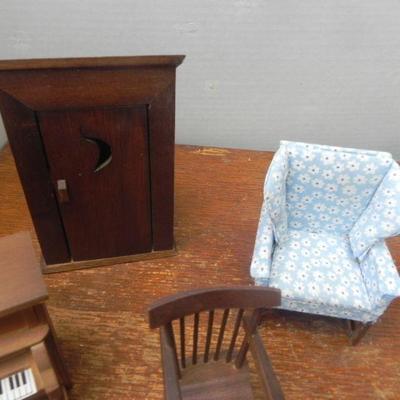 LOT 250  MINIATURE DOLL HOUSE FURNITURE