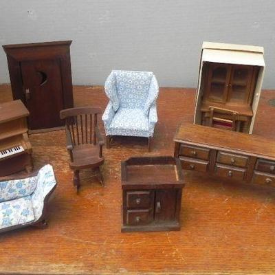 LOT 250  MINIATURE DOLL HOUSE FURNITURE