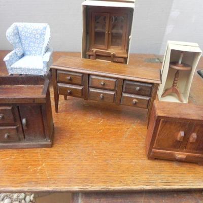 LOT 250  MINIATURE DOLL HOUSE FURNITURE