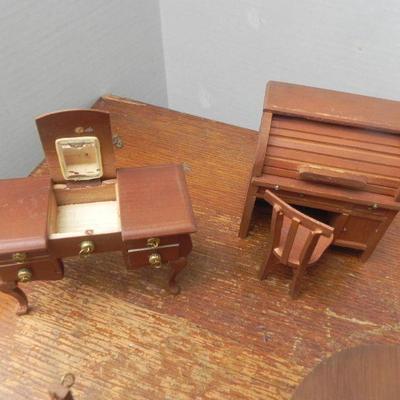 LOT 249  FOUR PIECES OF DOLL HOUSE FURNITURE