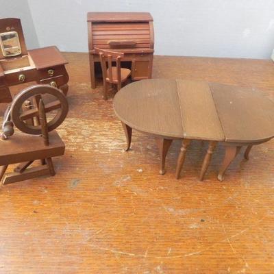 LOT 249  FOUR PIECES OF DOLL HOUSE FURNITURE