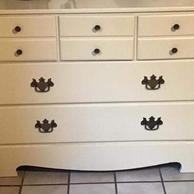 266  Vintage 3 Pc. Dresser Set and Lamp