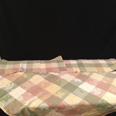 Lot 15 - Tablecloths & Placemats 