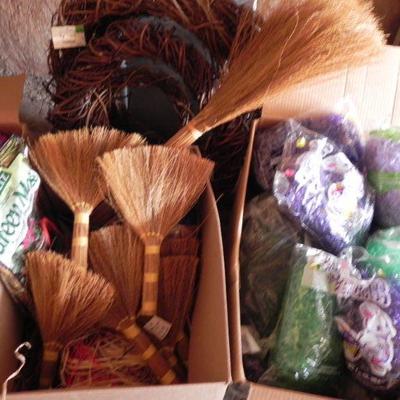 G-29   LARGE LOT SILK FLOWERS AND CRAFTING