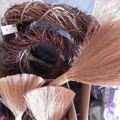 G-29   LARGE LOT SILK FLOWERS AND CRAFTING