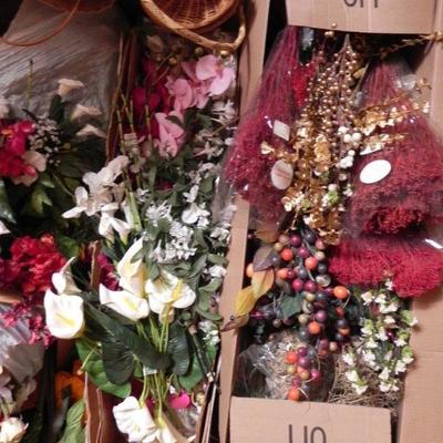 G-29   LARGE LOT SILK FLOWERS AND CRAFTING