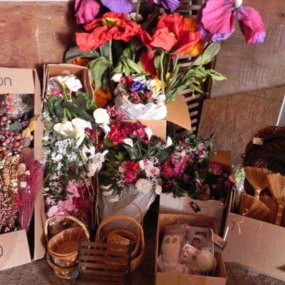 G-29   LARGE LOT SILK FLOWERS AND CRAFTING