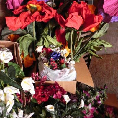 G-29   LARGE LOT SILK FLOWERS AND CRAFTING