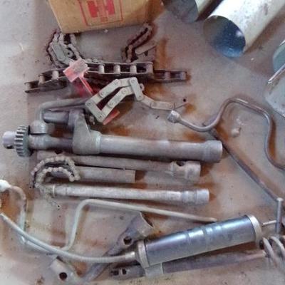 WS-35  GREASE GUN AND DUCT PIPE