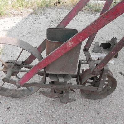 F-13   VINTAGE SEEDER