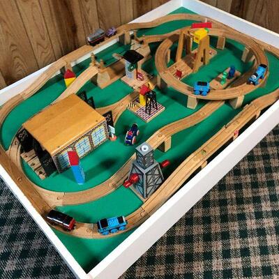 P15: Thomas The Train & Table