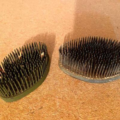 CL36: Vintage Metal Flower Frogs