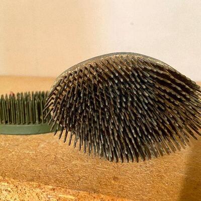 CL36: Vintage Metal Flower Frogs