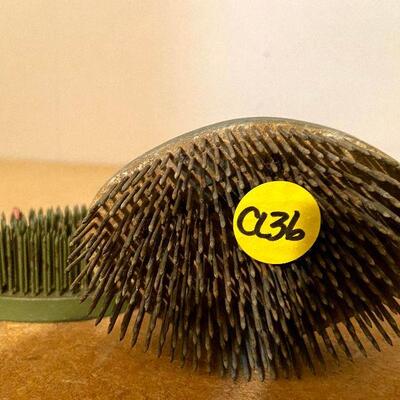 CL36: Vintage Metal Flower Frogs