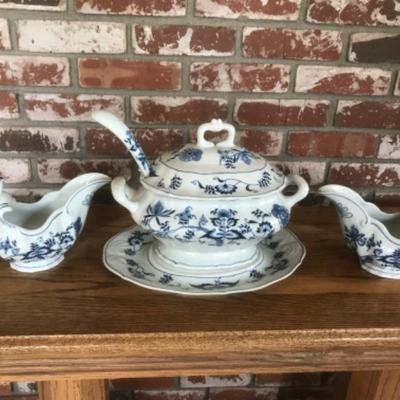 Blue Danabe, 3pc lot - w 2 gravy pitcher and soup tureen