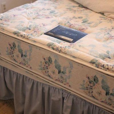 Lot 50 Brass Queen Bed w/ BackCare by Simmons Mattress & Linens