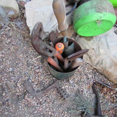 ES-5  YARD HAND TOOLS