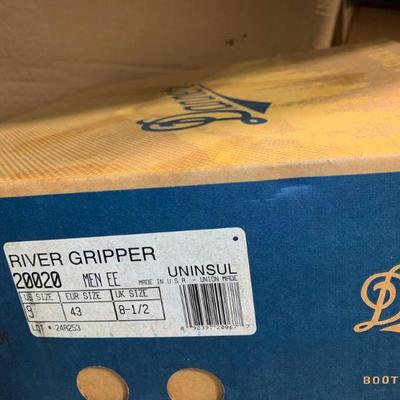 #83 Never Been Worn River Grippers Size 8.5