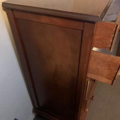 20. Vintage 5-drawer walnut dresser (30â€x18â€x49â€)