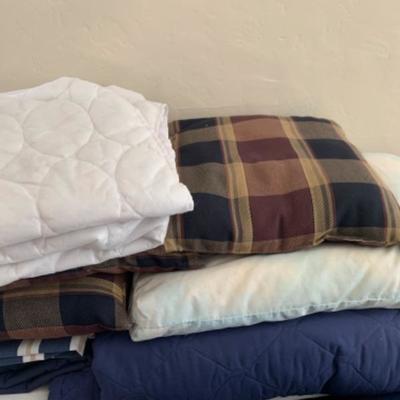 32. Trundle bed (twin size) and bedding, pillows, duvet