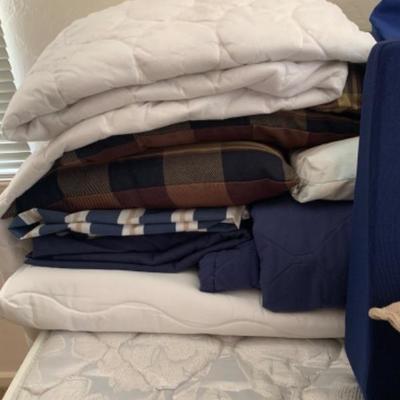 32. Trundle bed (twin size) and bedding, pillows, duvet