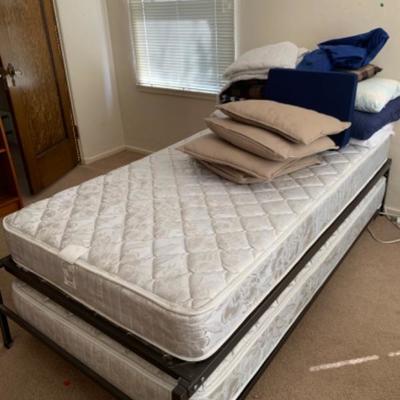 32. Trundle bed (twin size) and bedding, pillows, duvet