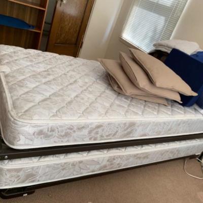 32. Trundle bed (twin size) and bedding, pillows, duvet