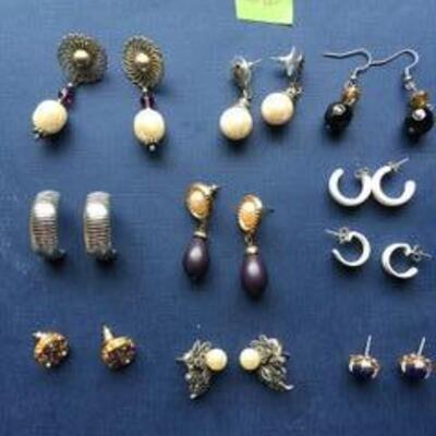 J6 Lot of 10 pairs pierced earrings 