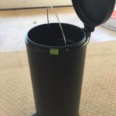 A30 Black trash can w/ removeable can