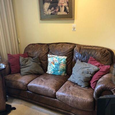 Lot 4 - Furniture, TV and Home Decor 