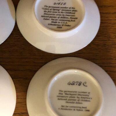 Set of 8 Donald Zolan Miniature Collector Plates