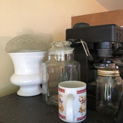 Lot 28 - Kitchenware and Small Appliance