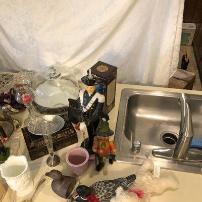 Lot 29 - Home Decor and Collectibles 