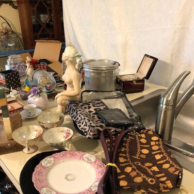 Lot 30 -  Home Decor and Small Appliance