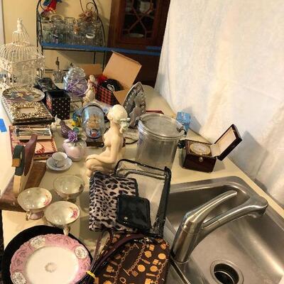 Lot 30 -  Home Decor and Small Appliance