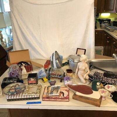 Lot 30 -  Home Decor and Small Appliance
