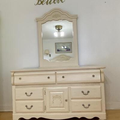 4pc Queen Bedroom Set (Off White/Creamy in Color) 