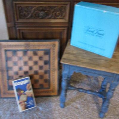 LOT 186 GAMES AND SMALL TABLE