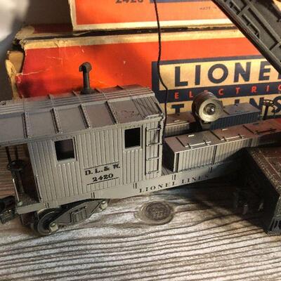 W10: 2420 Lionel Wrecking Car with Boxes