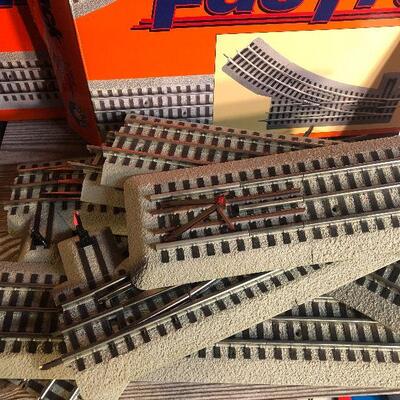W19: Lionel Fast Tracks Lot Left & Right Switches