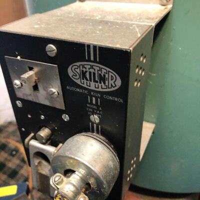 W27: Sno Industries Ceramic Kiln & Accessories