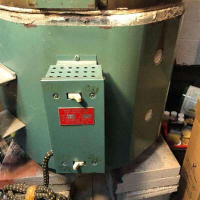 W27: Sno Industries Ceramic Kiln & Accessories