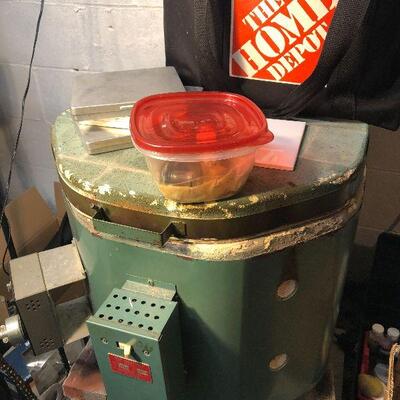 W27: Sno Industries Ceramic Kiln & Accessories