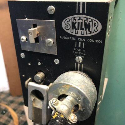 W27: Sno Industries Ceramic Kiln & Accessories