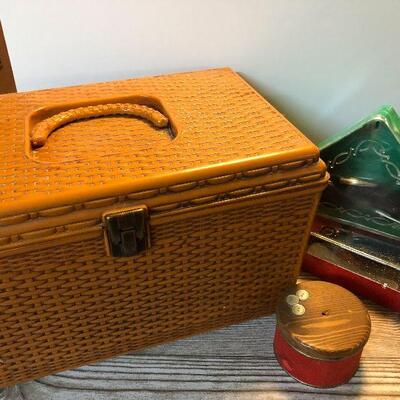 W49: Sewing Kit with Accessories