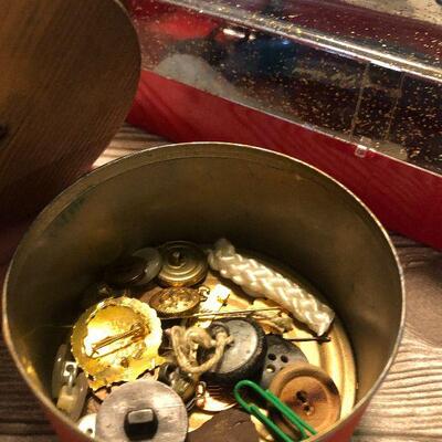 W49: Sewing Kit with Accessories