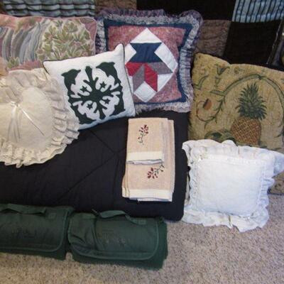 LOT 135  COMFORTER  AND  DECORATIVE PILLOWS